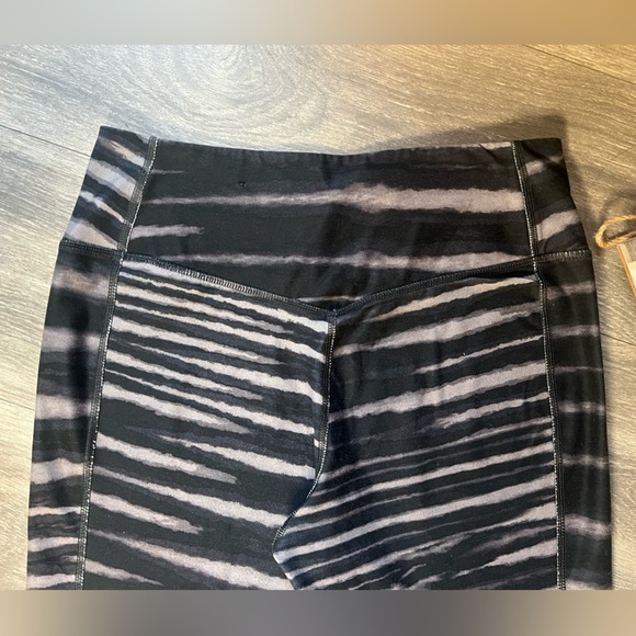 Nike Recycled Dri - Fit Black and Gray Tiger Stripe Capri Leggings. Size M - Picture 8 of 14
